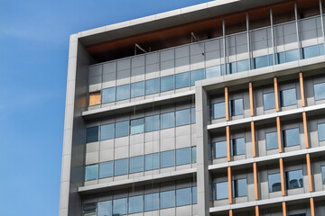 Obraz premium Modern architectural design urban setting building facade clear sky environment contemporary viewpoint innovative concepts for living spaces