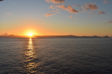 Obraz premium Sonnenuntergang über La Réunion vom Indischen Ozean aus