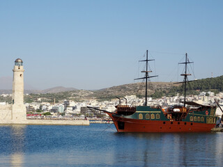 Grèce, charmant port de Réthymnon avec ses petits restaurants