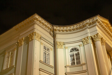 Obraz premium The stunning night view of the magnificent classic building enhances and highlights its grand columns and intricate details, captivating all who gaze upon it in absolute awe and admiration