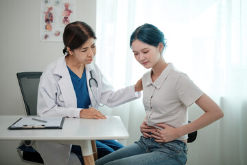 Obraz premium A woman is sitting in a doctor's office with a doctor examining her