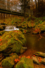 Felsen im Siegbett.
Mit einem kleinen Wasserfall