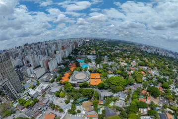 Região com muitas árvores em área nobre de São Paulo, SP em vista aérea formato de panorama. Altíssima resolução. 