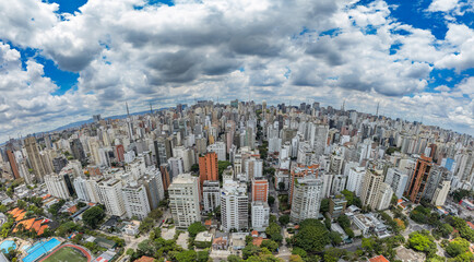 Região com muitas árvores em área nobre de São Paulo, SP em vista aérea formato de panorama. Altíssima resolução. 