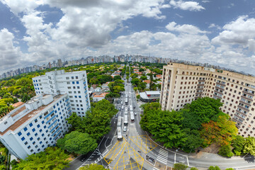 Regi&atilde;o com muitas &aacute;rvores em &aacute;rea nobre de S&atilde;o Paulo, SP em vista a&eacute;rea formato de panorama. Alt&iacute;ssima resolu&ccedil;&atilde;o. 