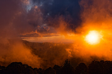 coucher de soleil dans la brume