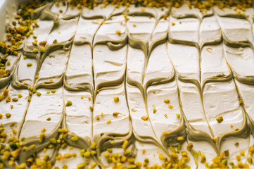 dekoratives Dessert. Pistazie Tiramisu mit Mascarpone, mit Muster. Wie in Dubai