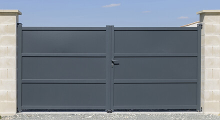 Portail en aluminium d'une maison	