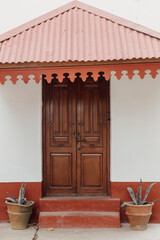 Puerta de campo antigua de principios del siglo XX