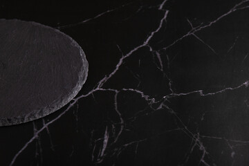 photo Elegant Black Stone Surface Featuring Natural Vein Patterns and Sleek Design, Ideal for Modern Interiors, Architecture, and Sophisticated Artistic or Decorative Purposes