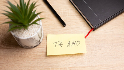 Te amo written on sticky note, declaration of love on working desk