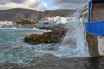 Brandungswelle schlägt am Felsenküste von Milatos (Kreta)