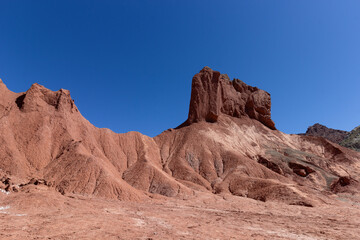 Erosión e intensos colores en Valle Arco Iris, Desierto de Atacama, Chile