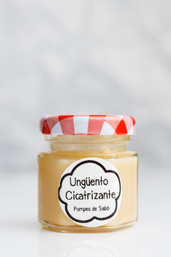 Ung&uuml;ento cicatrizante casero en tarro de cristal con oleatos de hip&eacute;rico, ra&iacute;z de consuelda, cal&eacute;ndula, helicriso, cera de abejas y aceite esencial de lavanda