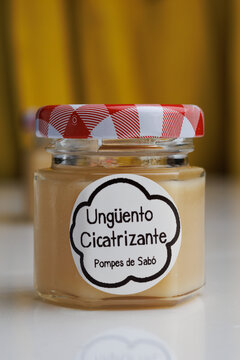 Ung&uuml;ento cicatrizante casero en tarro de cristal con oleatos de hip&eacute;rico, ra&iacute;z de consuelda, cal&eacute;ndula, helicriso, cera de abejas y aceite esencial de lavanda