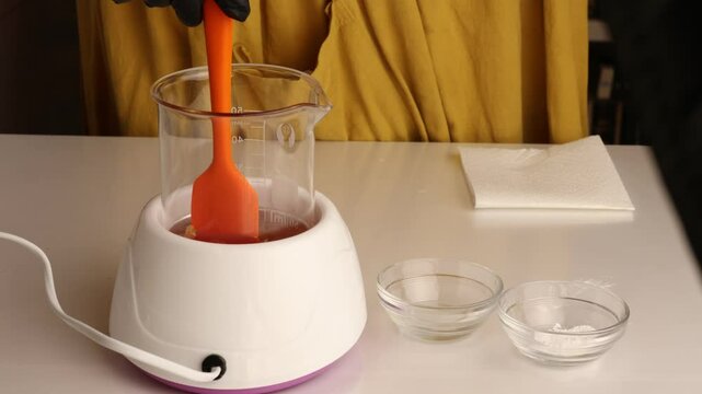 Fabricaci&oacute;n casera en time lapse de ung&uuml;ento cicatrizante con oleatos de hip&eacute;rico, ra&iacute;z de consuelda, cal&eacute;ndula, helicriso, cera de abejas y aceite esencial de lavanda