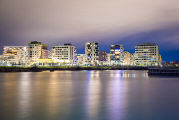 Obraz premium Vienna, Austria - December 27, 2022. New modern hipster quarter Asperner See Seestadt in Winter night