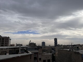 Naklejka premium Landscape of cloudy sky and buildings In the autumn evening