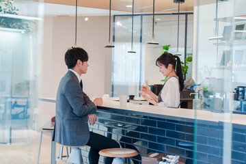 おしゃれカフェで働く女性とビジネスマン