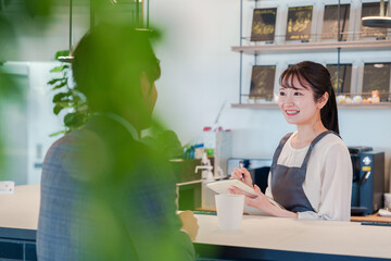 おしゃれカフェで働く女性とビジネスマン