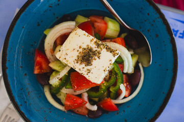 Horiatiki e insalata greca alimentazione sana, fresca e nutriente
