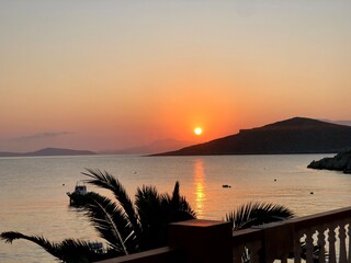 wunderschöner Sonnenuntergang auf griechischer Insel 