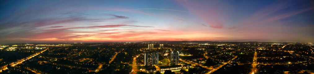 Obraz premium Aerial Panoramic Night View of Illuminated Central Luton City of England During Full Moon Night