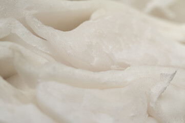 Obraz premium Close-up view of creamy white coconut flakes