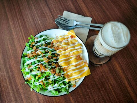 Kapsalon dish and sea salt coffee