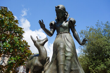 Fototapeta premium Statue of little girl with deer in Barcelona