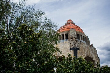 Monumento escondido detr&aacute;s del &aacute;rbol