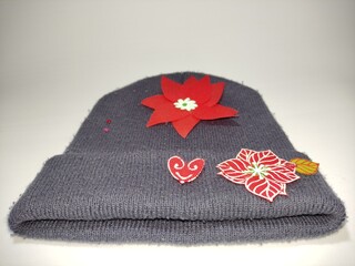 A blue hat including various gift decorations is an important element of Christmas,Un gorro azul...