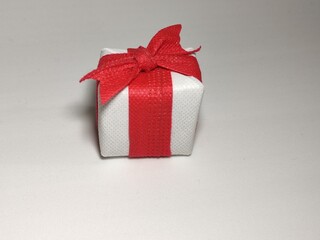 A beautiful white gift box for this Christmas,Una hermosa caja de color blanco de regalo  para...