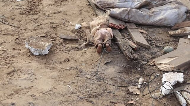 Brinquedo de Crian&ccedil;a na Lama das Enchentes do Rio Grande do Sul
