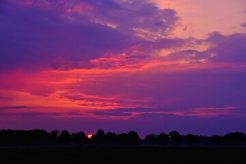 Obraz premium Farbiger Himmel am Abend beim Sonnenuntergang