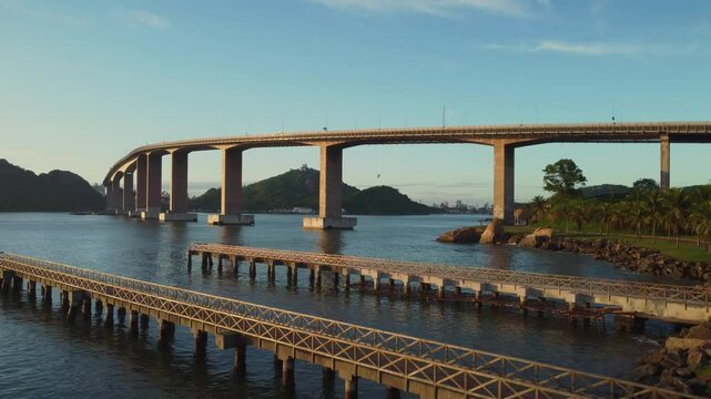 Al&ccedil;ando v&ocirc;o em frente &agrave; Terceira Ponte com o Convento da Penha ao fundo
