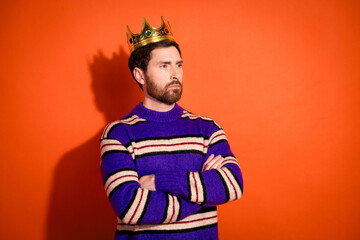 Photo portrait of attractive young man crossed hands king dressed stylish striped purple clothes...