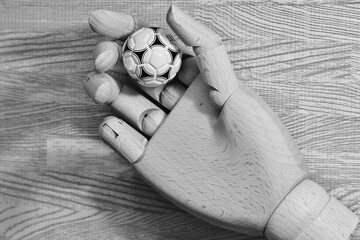 Balón pequeño en mano de madera