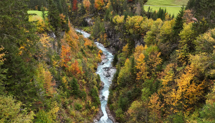 Drohnenaufnahme vom Jochbach im Lechtal in Tirol in &Ouml;sterreich im Herbst 