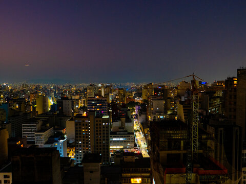 paisagem urbana noturna do centro da cidade de s&atilde;o paulo anoitecer amanhecer com ceu colorido com vista superior