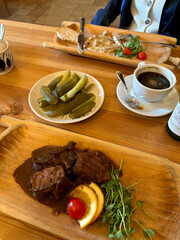 Platos de comida tradicional polaca con acompañamientos en un restaurante rústico