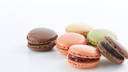 白背景に置かれたカラフルなたくさんのマカロン