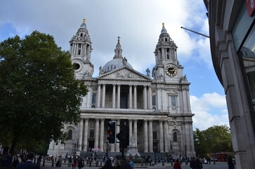Obraz premium London, England, United Kingdom - October 2024: View of the facade of Saint Paul's cathedral