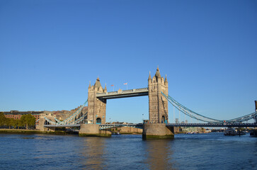 Obraz premium London, England, United Kingdom - October 2024: Tower Bridge is a bascule, suspension bridge built between 1886 and 1894. One of the prominent symbols of the United Kingdom.