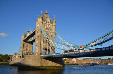 Obraz premium London, England, United Kingdom - October 2024: Tower Bridge is a bascule, suspension bridge built between 1886 and 1894. One of the prominent symbols of the United Kingdom.