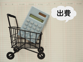 家計簿に電卓、出費の文字　