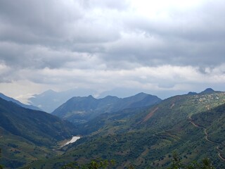 Obraz premium cloudy sky and the mountains