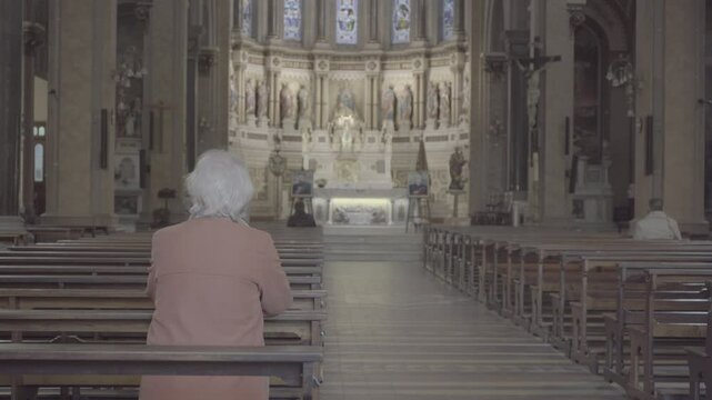 IGLESIA BUENOS AIRES,  FELIGR&Eacute;S, MUJER ORANDO, RELIGI&Oacute;N