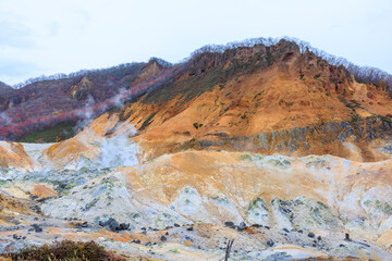 曇り空の地獄谷：11月の静寂と湯気の風景