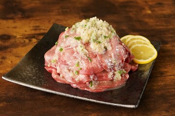 刻みネギとごま油の風味豊かな牛たん塩